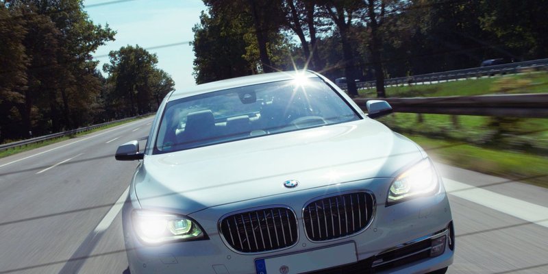 Ein weißer BMW fährt dich bei dem vorausfahrenden Auto auf.